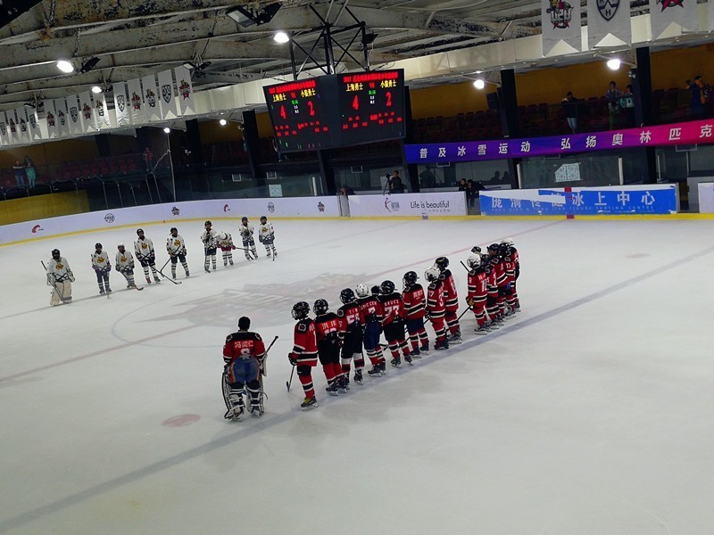 J9- 冰球夜战：燕赵天虎队鏖战蓬莱霹雳队，速度优势明显回归即成焦点