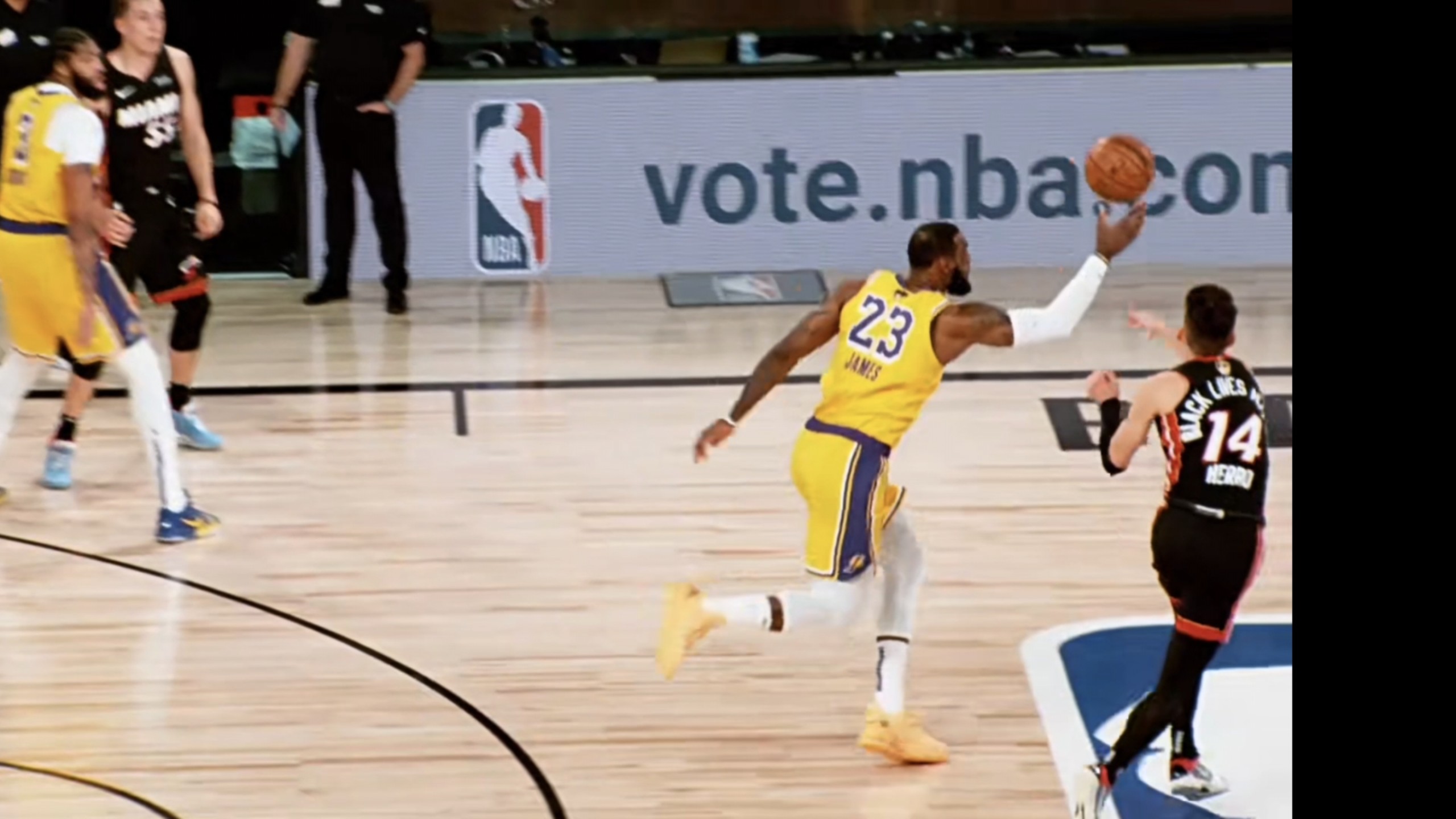 J9-包含詹姆斯迎来十赛季高光表现，美国队球迷沸腾！的词条