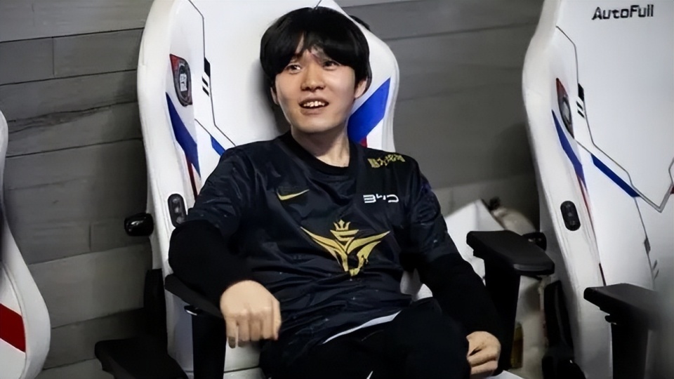 J9-包含Rookie迎来二十赛季高光表现，FPX球迷沸腾！的词条